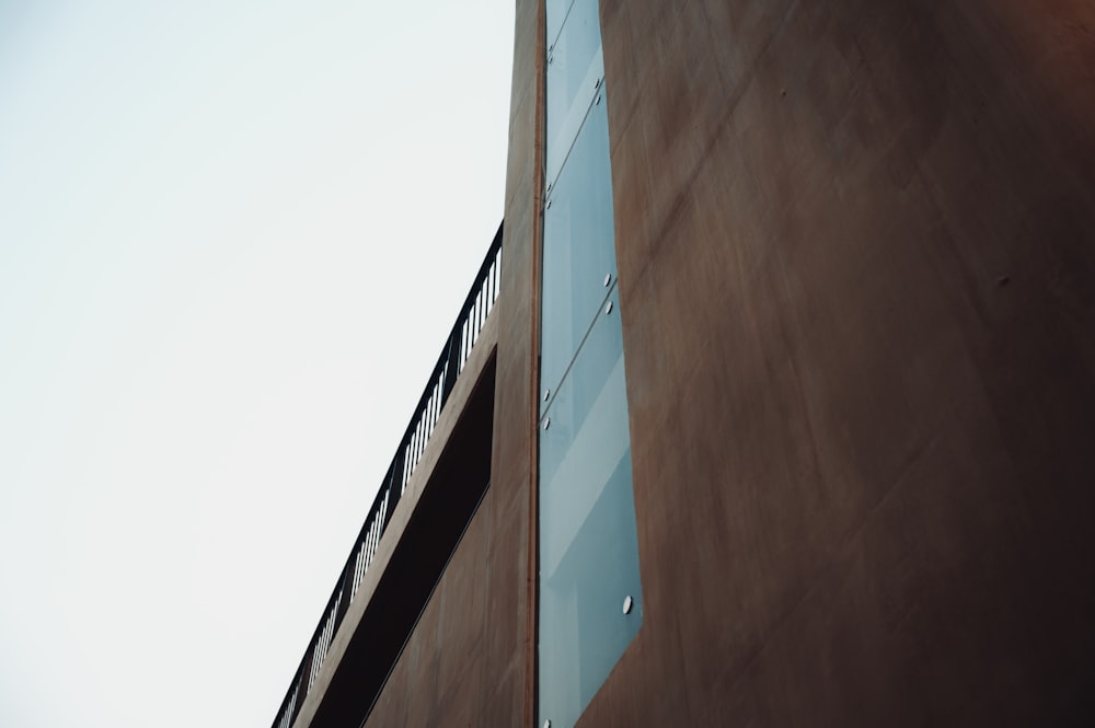 Un grand bâtiment avec un fond de ciel