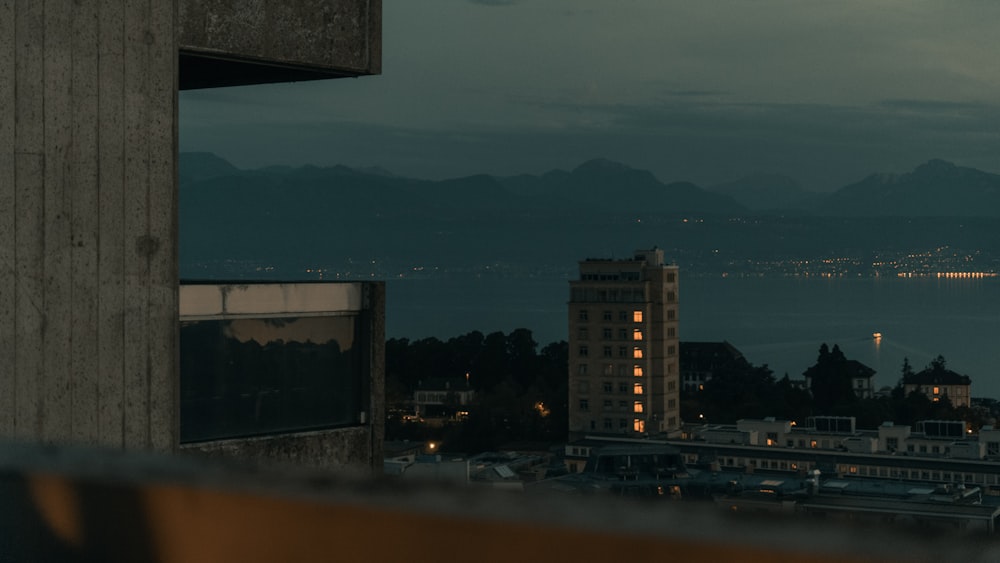 uma vista de uma cidade e um corpo de água à noite