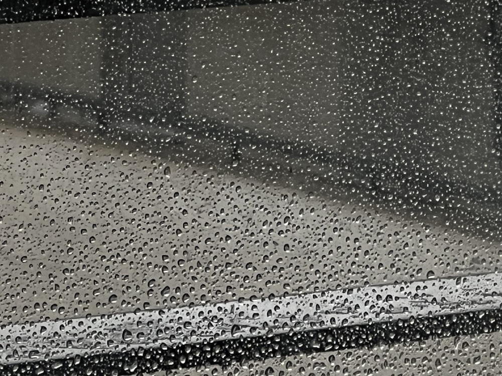 un primo piano di una finestra con gocce di pioggia su di esso