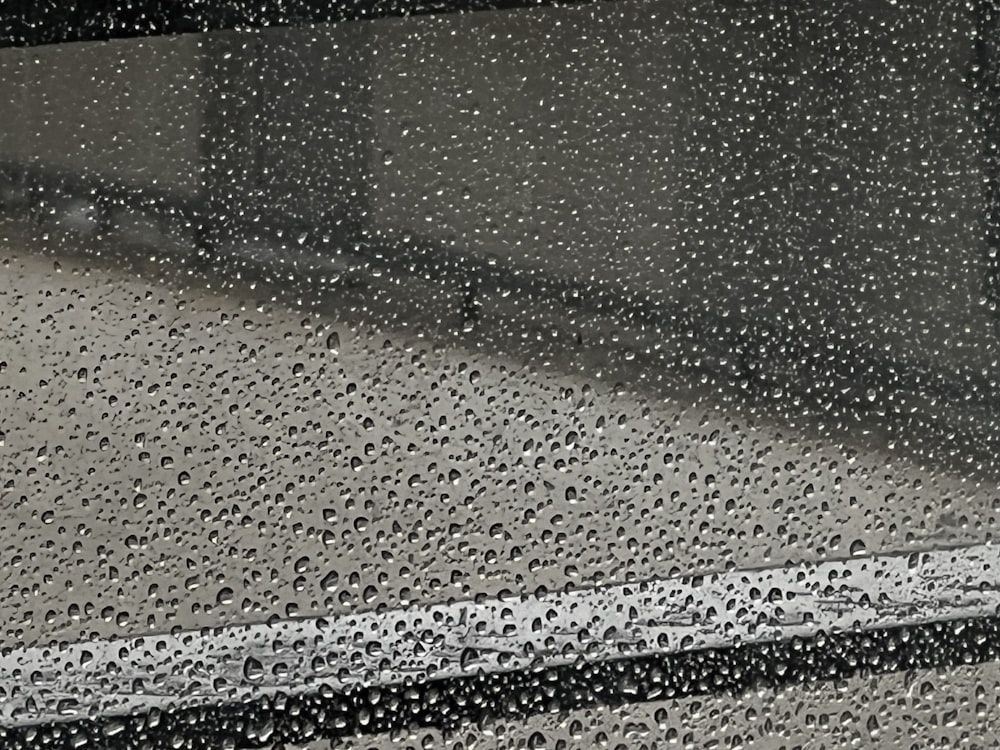 Nahaufnahme eines Fensters mit Regentropfen darauf