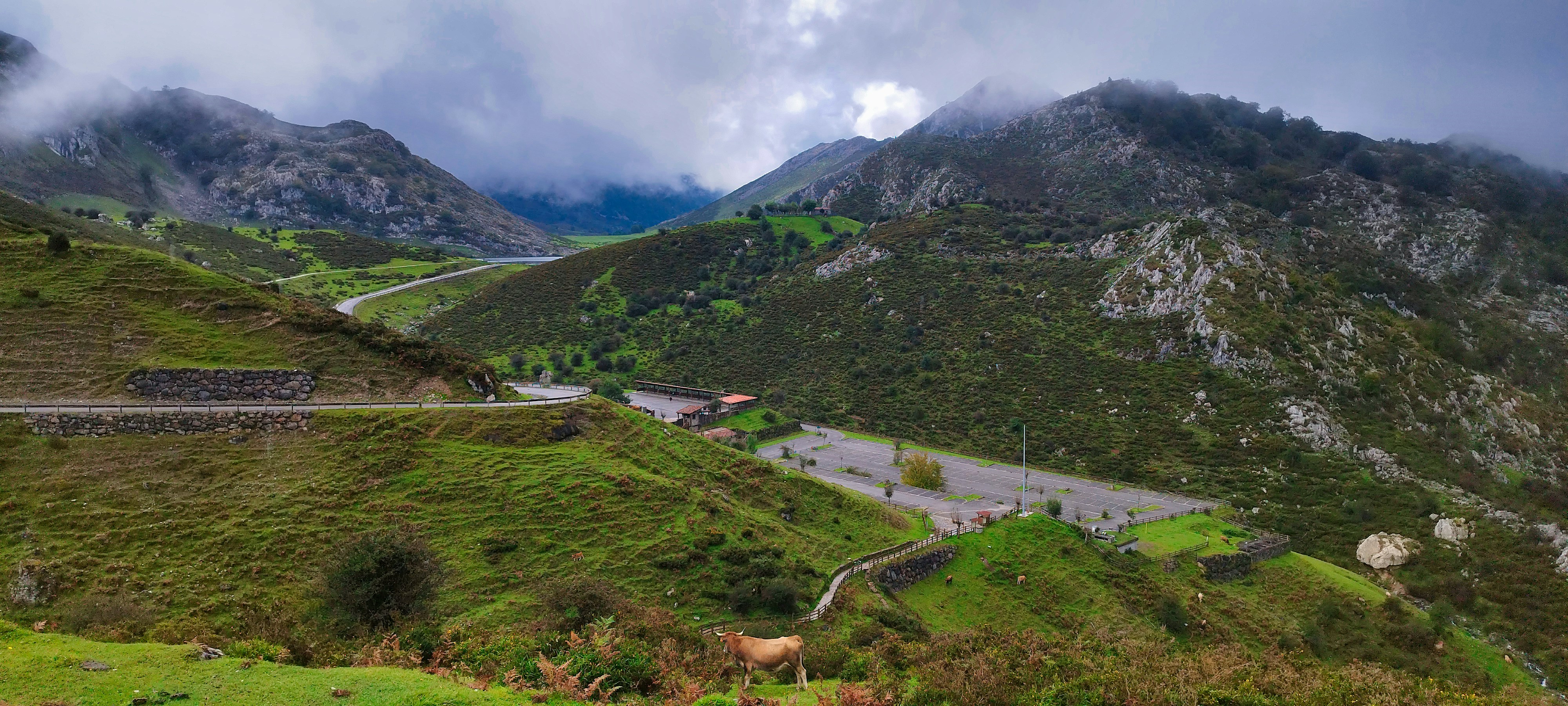 une vue panoramique d’une route sinueuse dans les montagnes