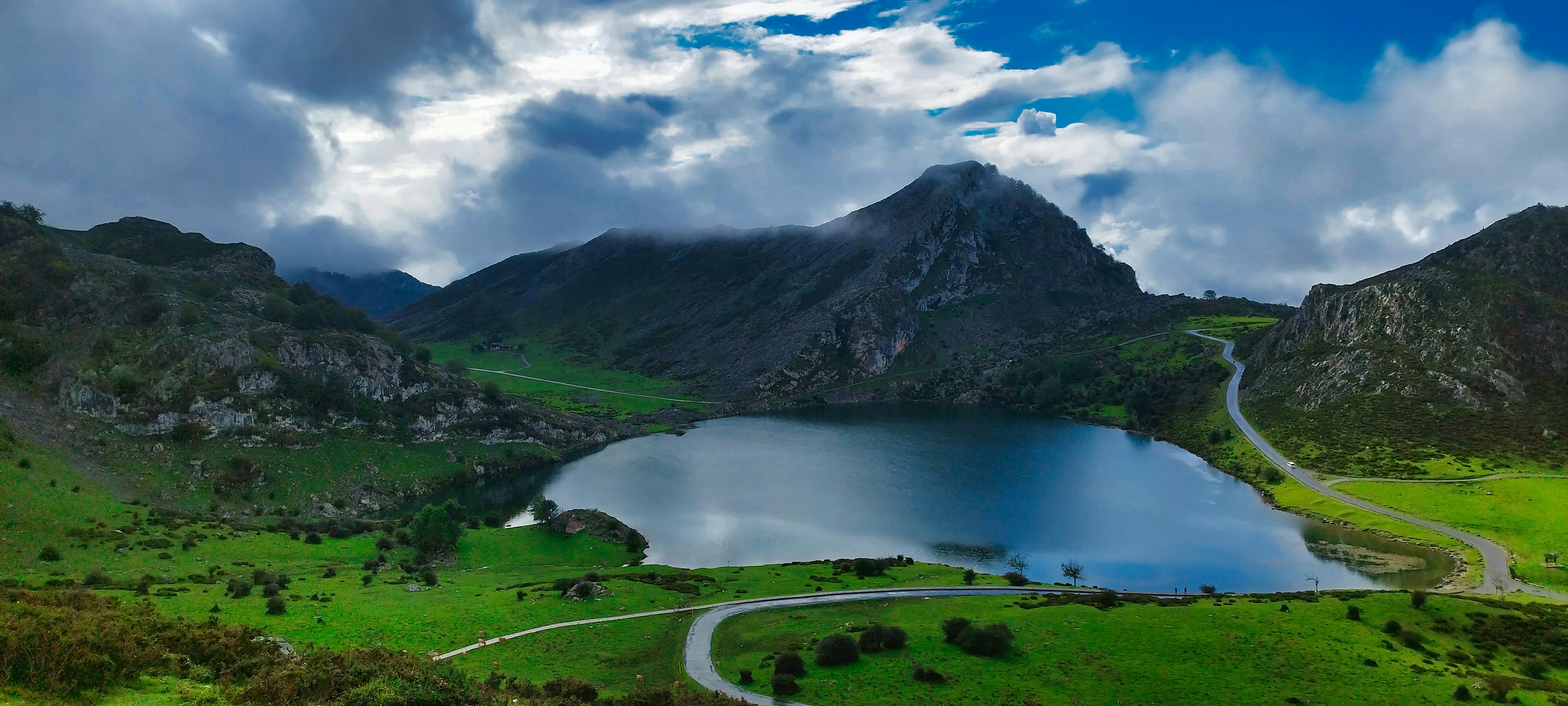 une vue panoramique sur une montagne et un lac