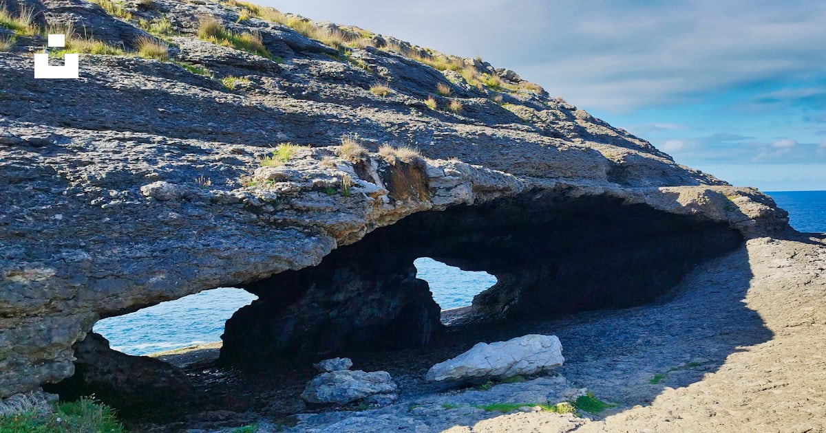 Un gros rocher avec un trou au milieu photo – Photo Rock Gratuite sur ...