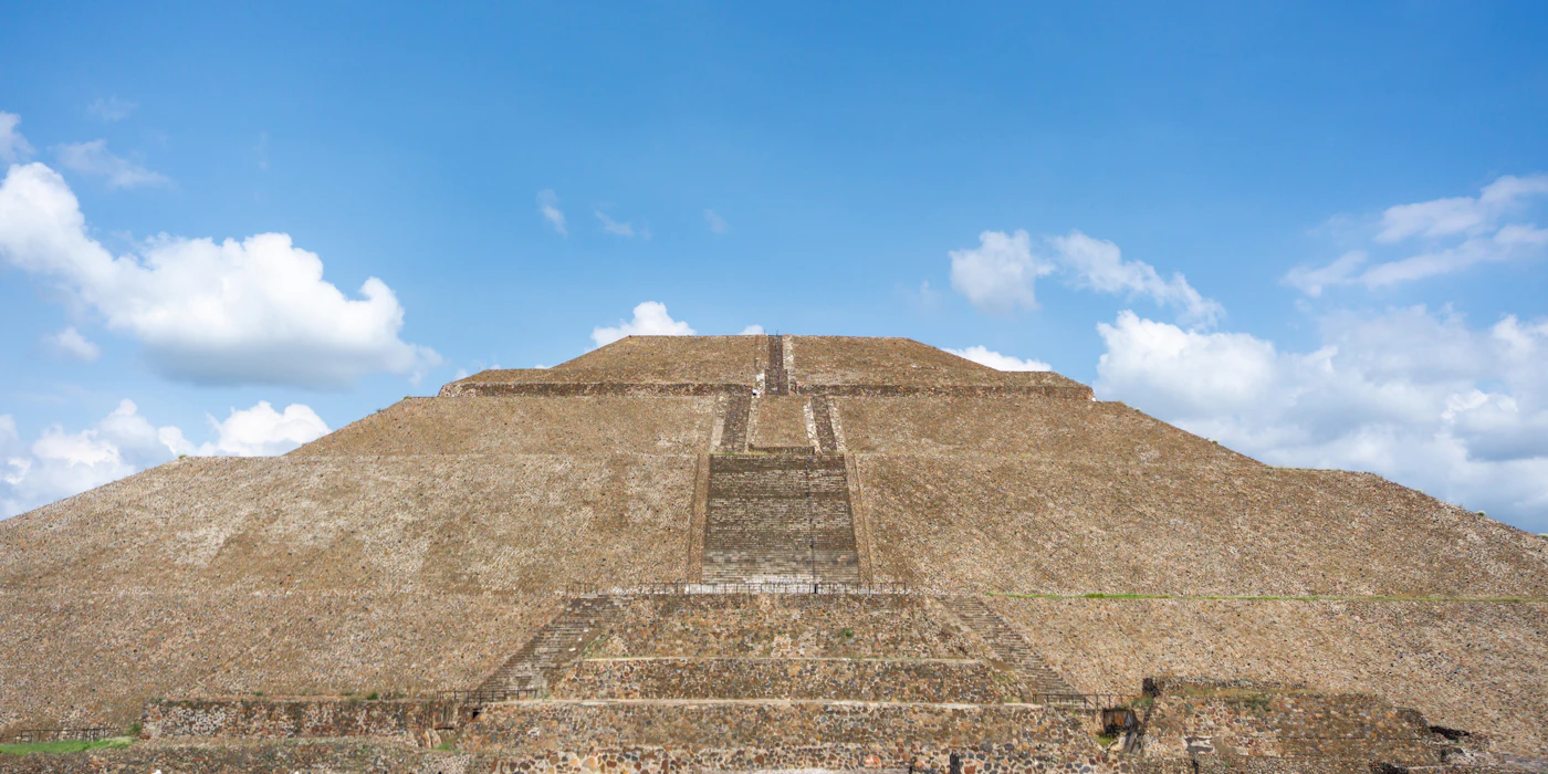 Die Sonnenpyramide von Teotihuacán im Abendlicht bei Mexiko-Stadt