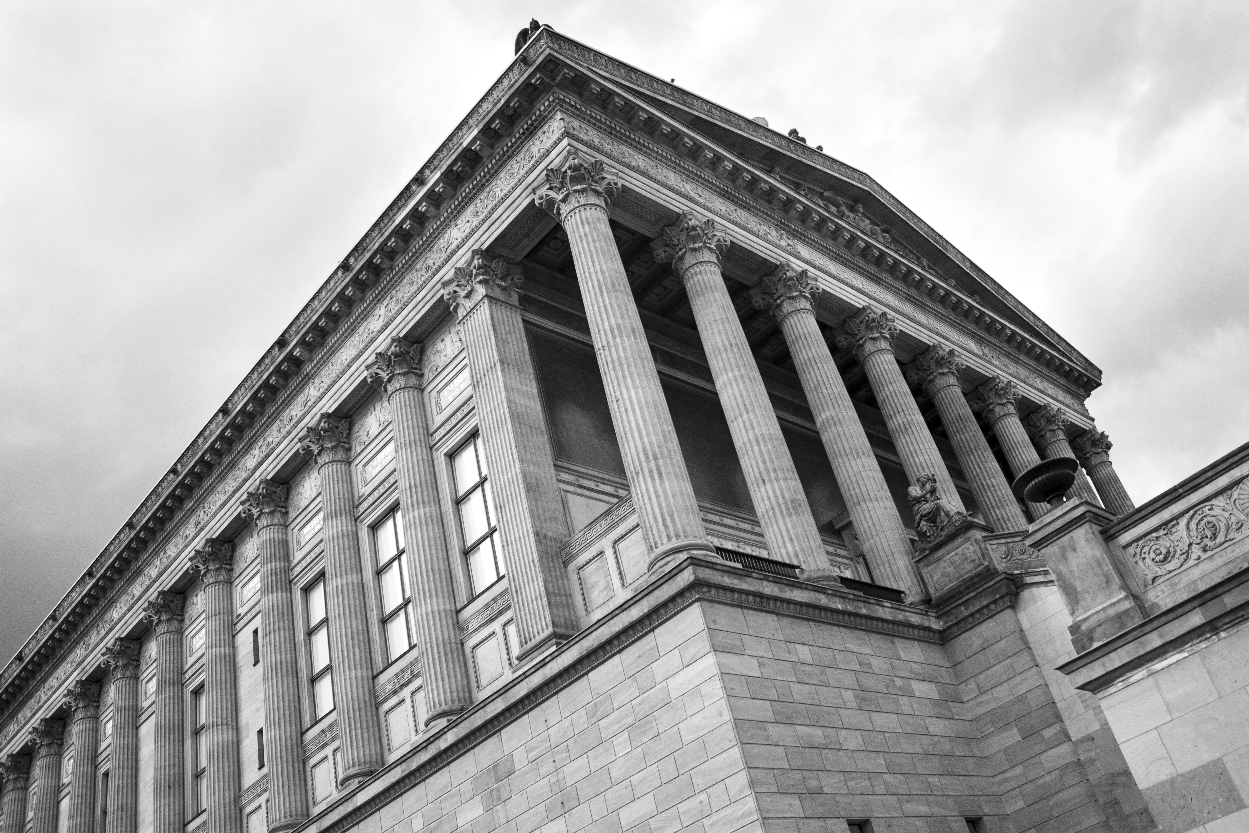 US Stocks Climb as Fed's Williams Hints at Near-Term Rate Cut