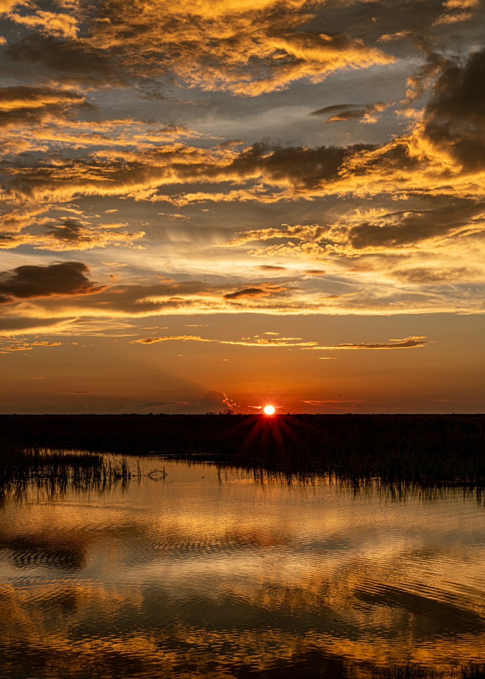 Le soleil se couche sur un plan d’eau