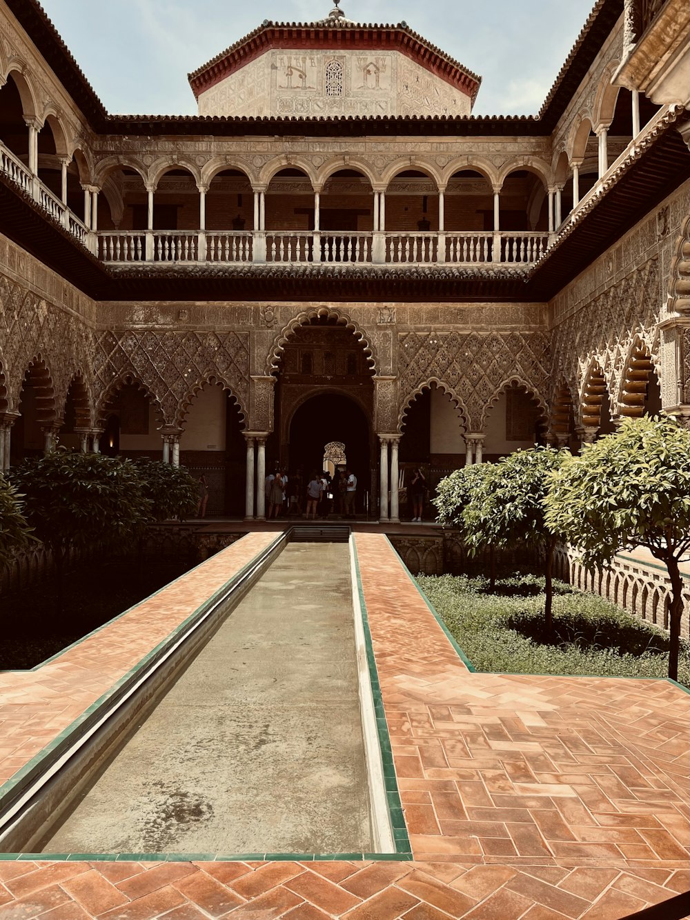 a courtyard with a fountain in the middle of it