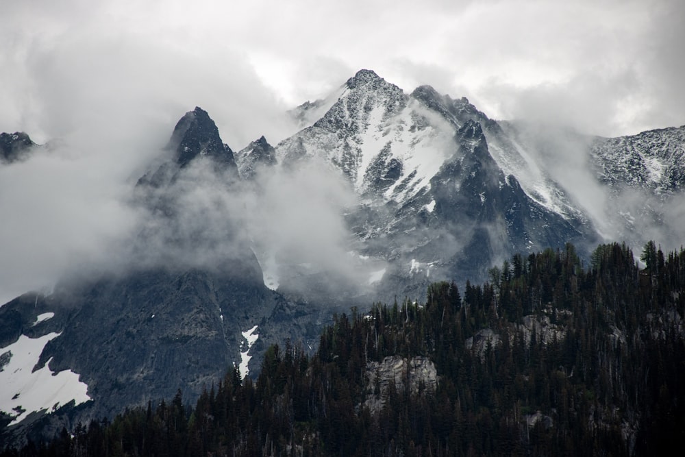 Eine Bergkette, die mit Schnee und Wolken bedeckt ist