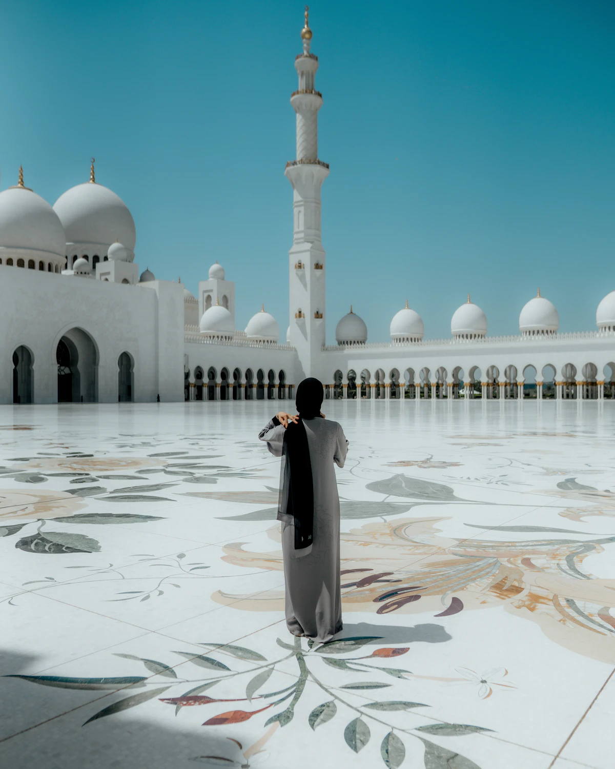 White domes and arches at Sheikh Zayed Grand Mosque in Abu Dhabi