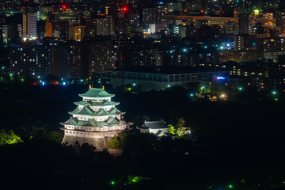 a tall building sitting in the middle of a city at night