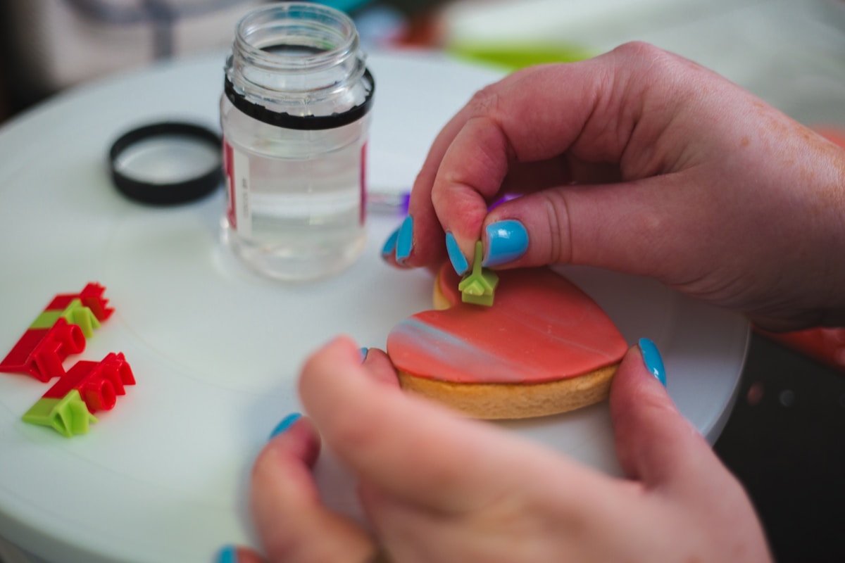 How Do You Plan a Themed Cake Without Professional Skills?