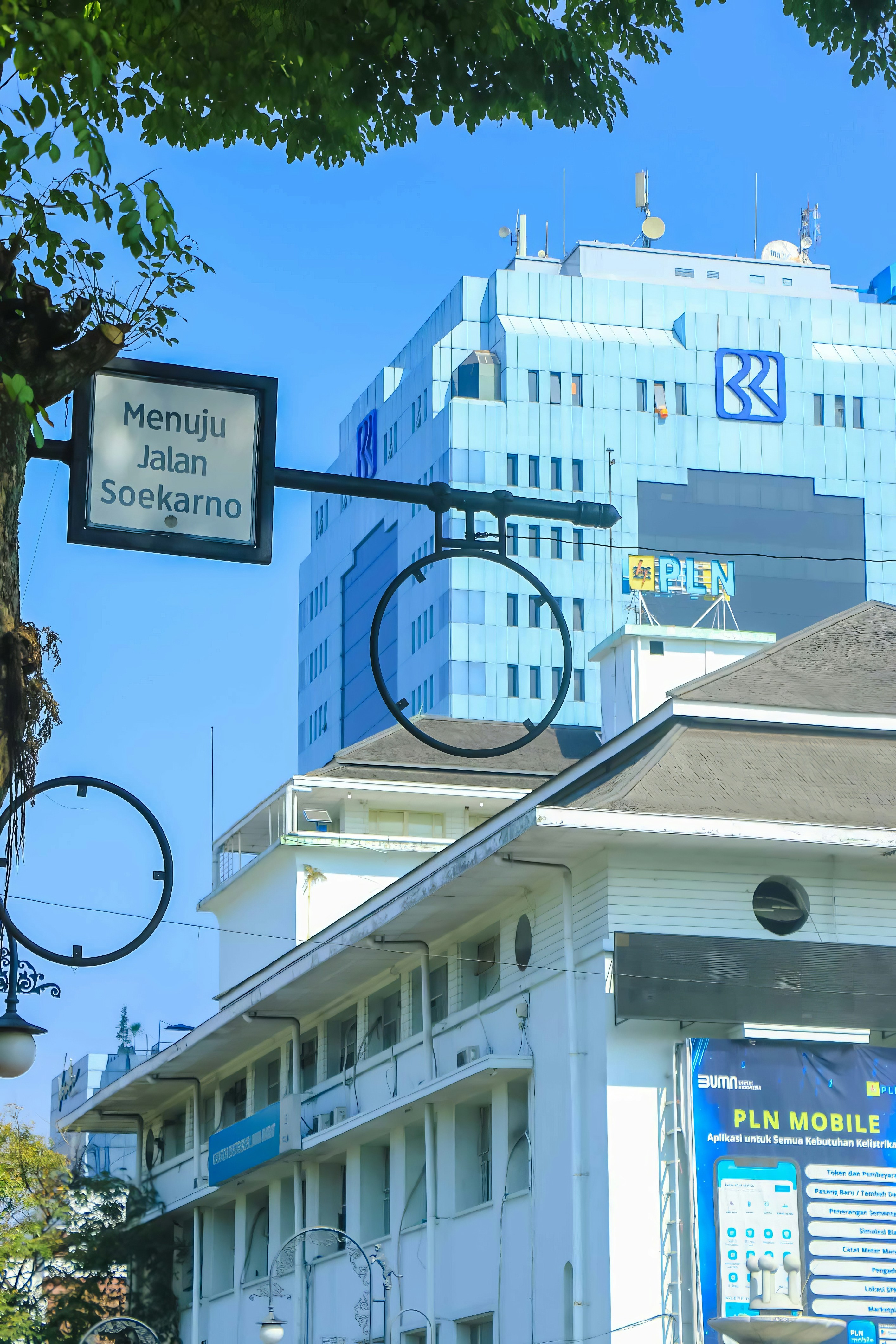 A street sign hanging from the side of a building - Free Photo on Unsplash