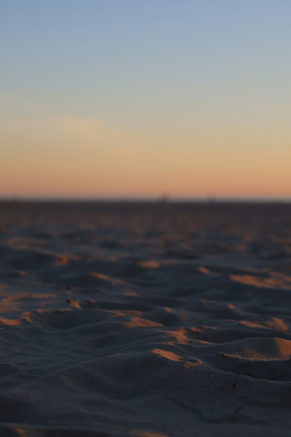 uma foto desfocada de uma praia ao pôr do sol