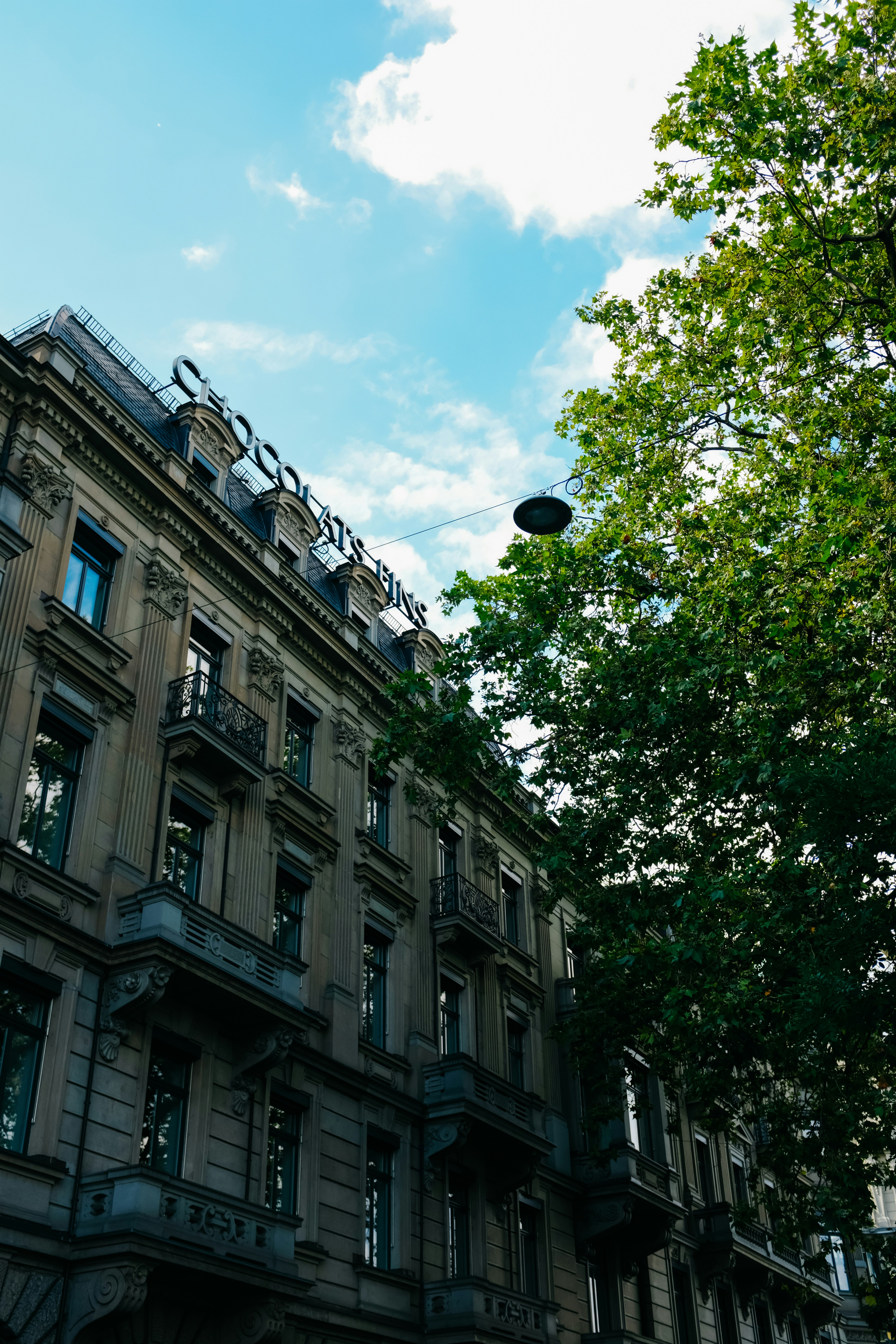 Photo by adrienolichon