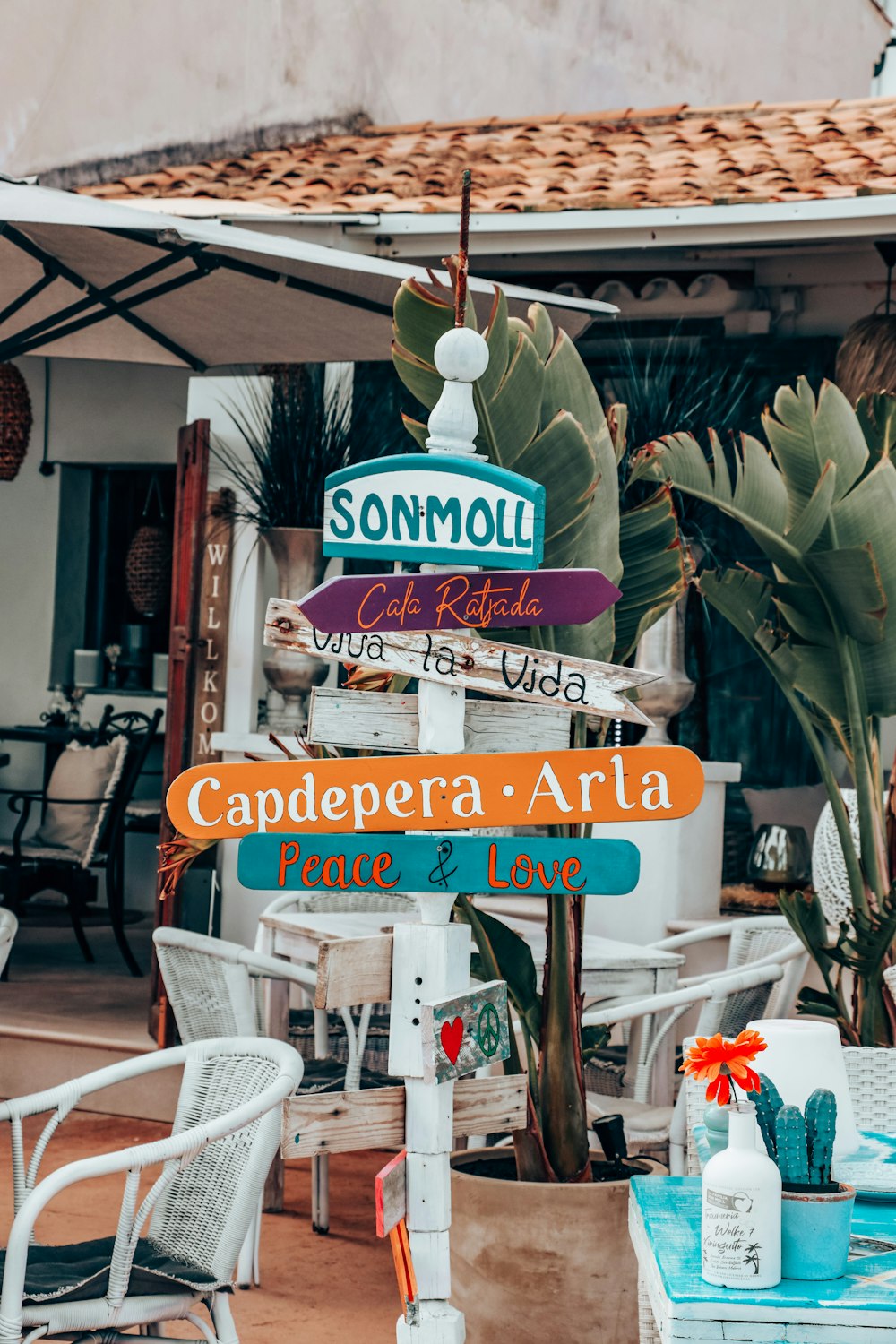 a bunch of signs that are on top of a table