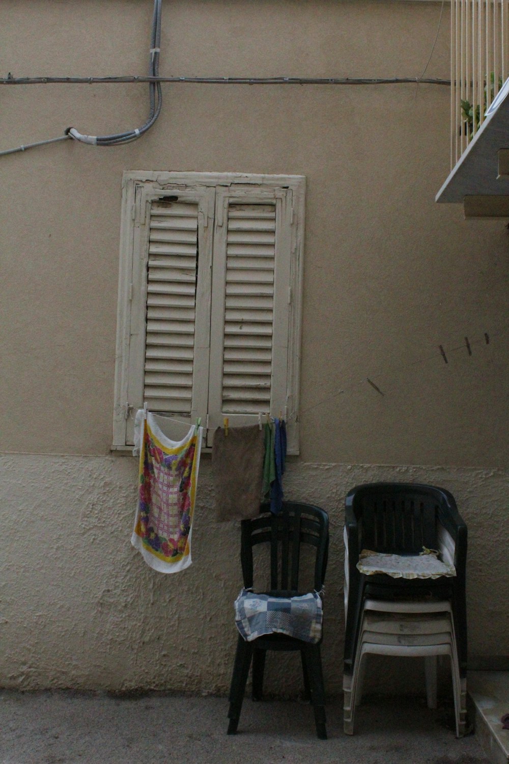 a couple of chairs sitting next to a building