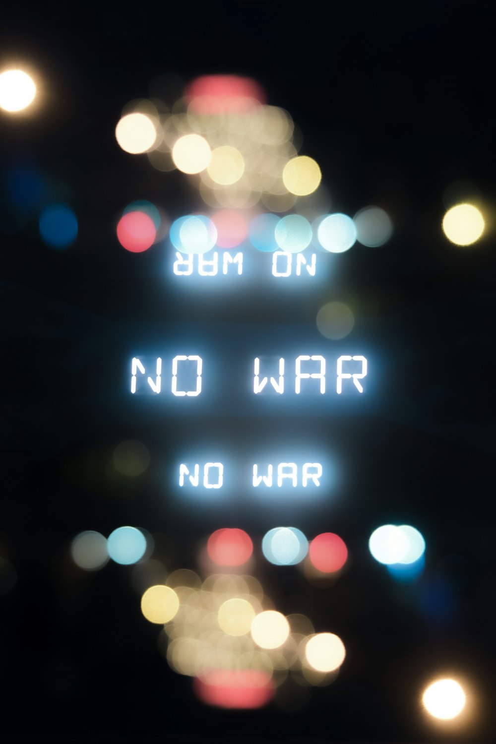 a blurry photo of a sign that says no war
