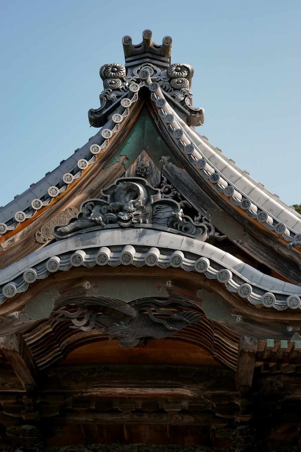 the roof of a building with a sky background