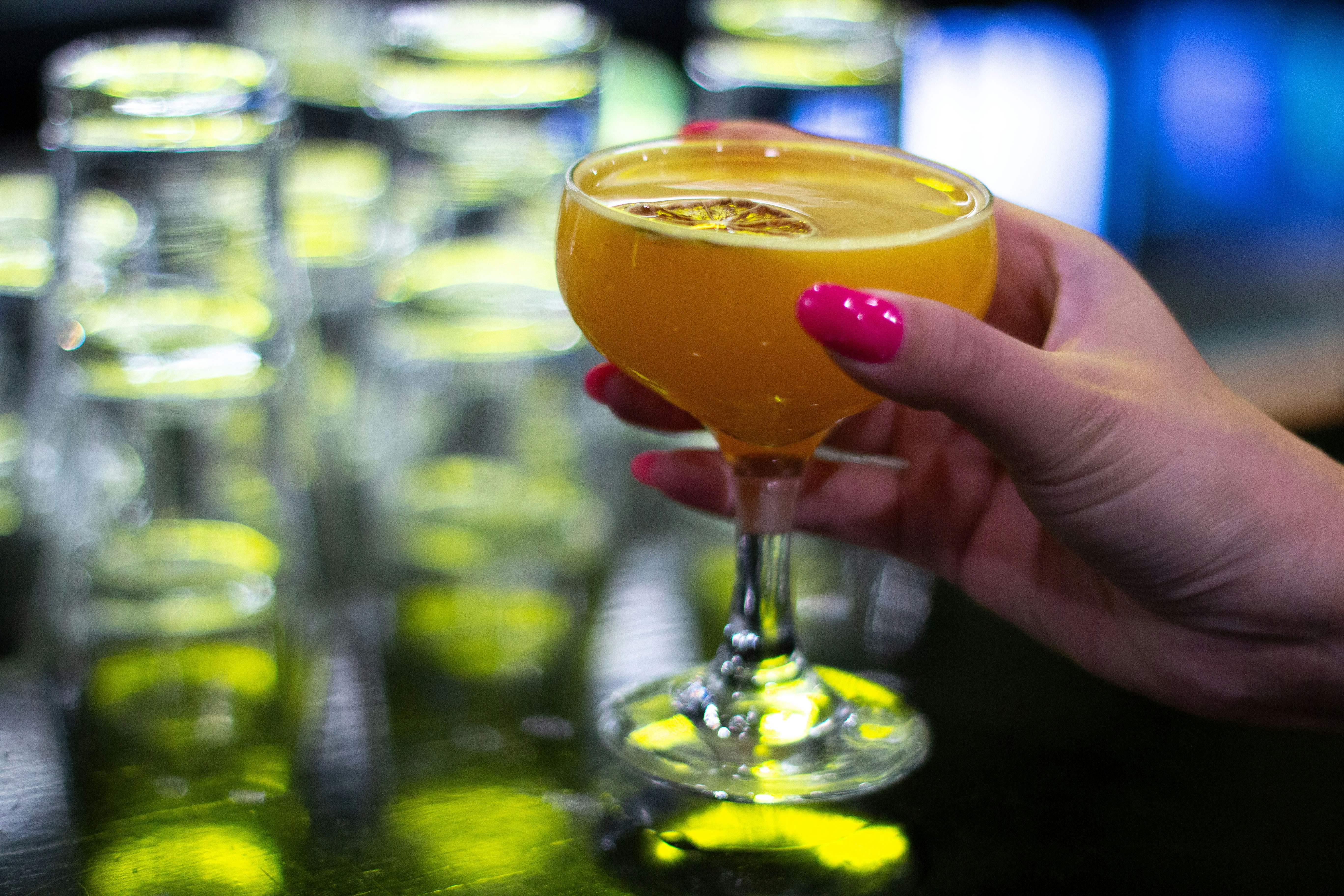 Une femme tenant un verre de jus d’orange