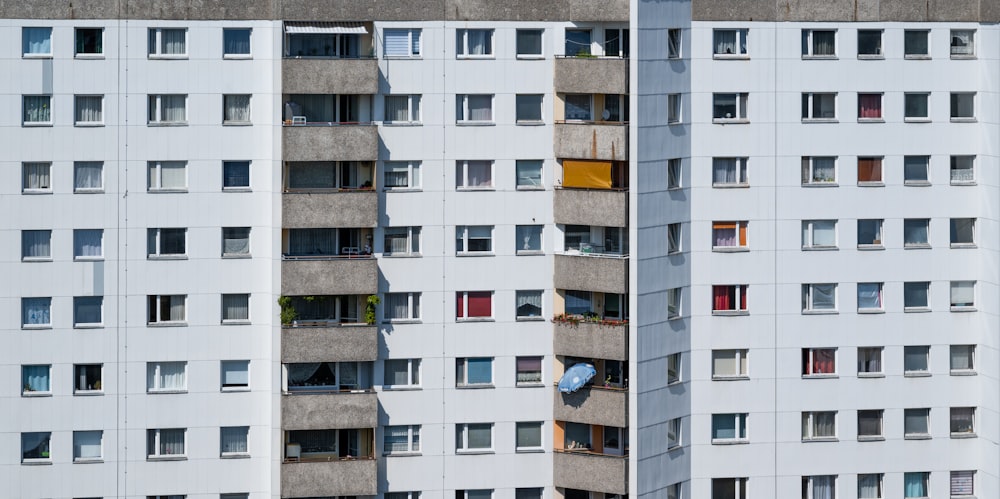 dois edifícios altos com janelas e varandas