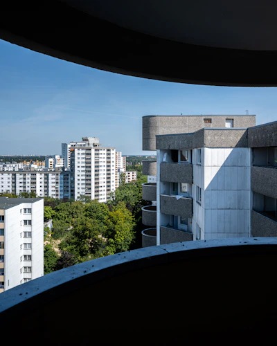 Blick aus einem Gebäude auf die Stadt
