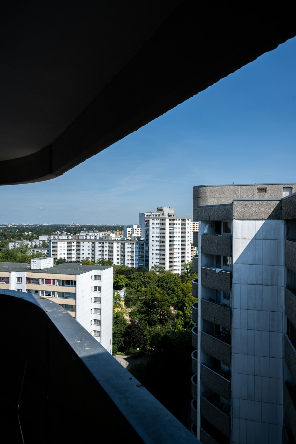 uma vista de uma cidade a partir de uma varanda