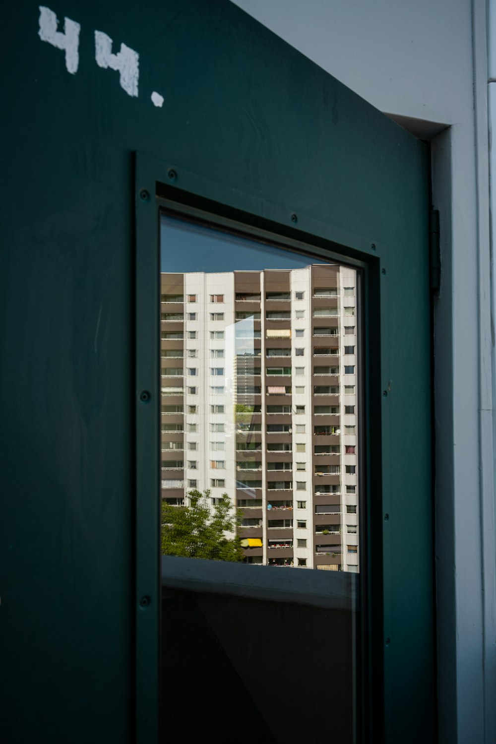 una vista di un edificio attraverso una finestra