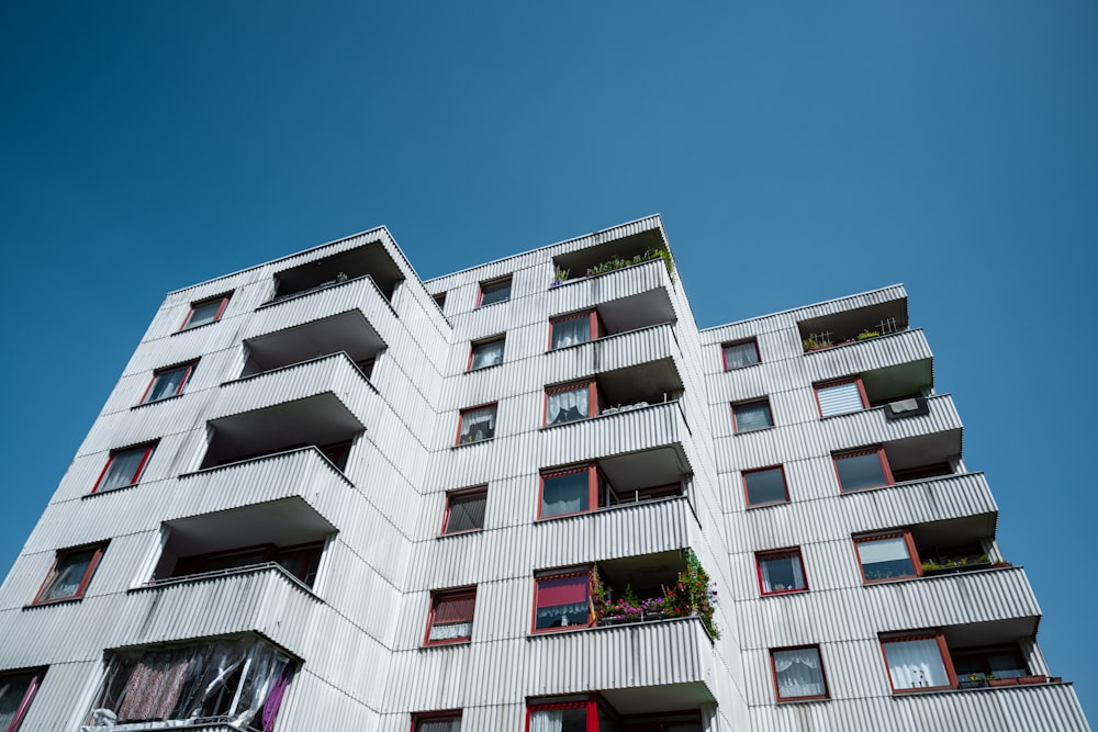 um edifício alto com muitas janelas e varandas