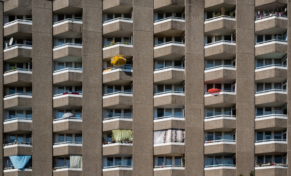 um edifício muito alto com muitas janelas