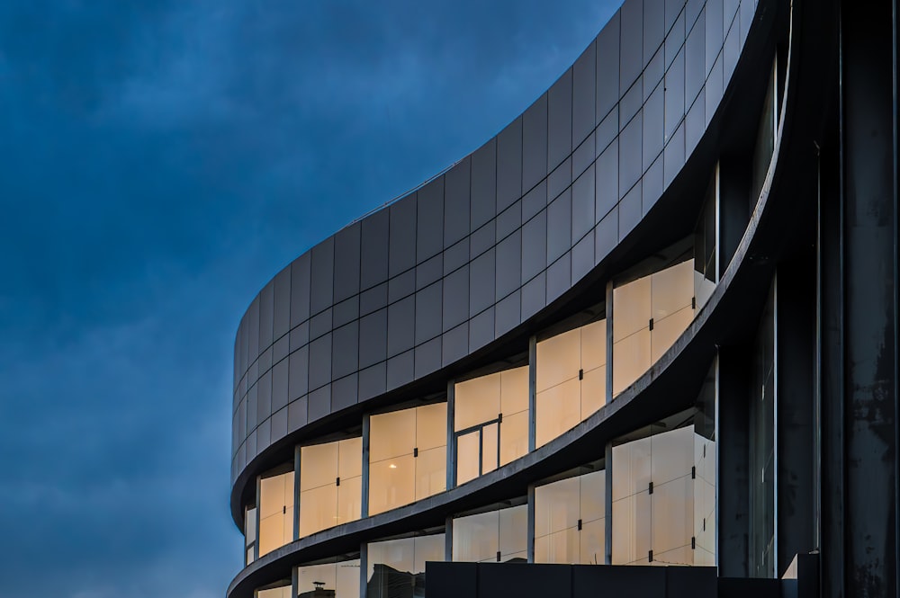 un bâtiment incurvé avec une horloge sur le côté