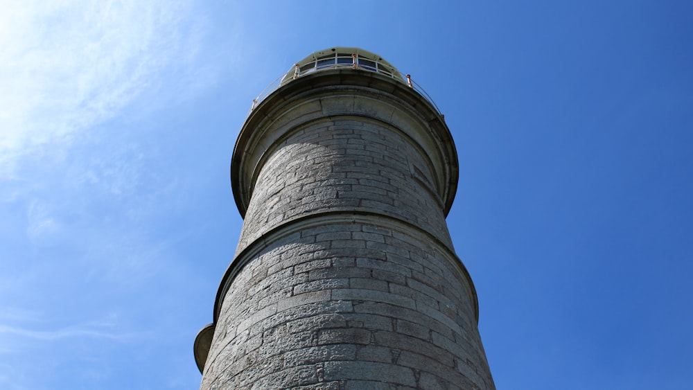 Una alta torre de ladrillo con un fondo de cielo