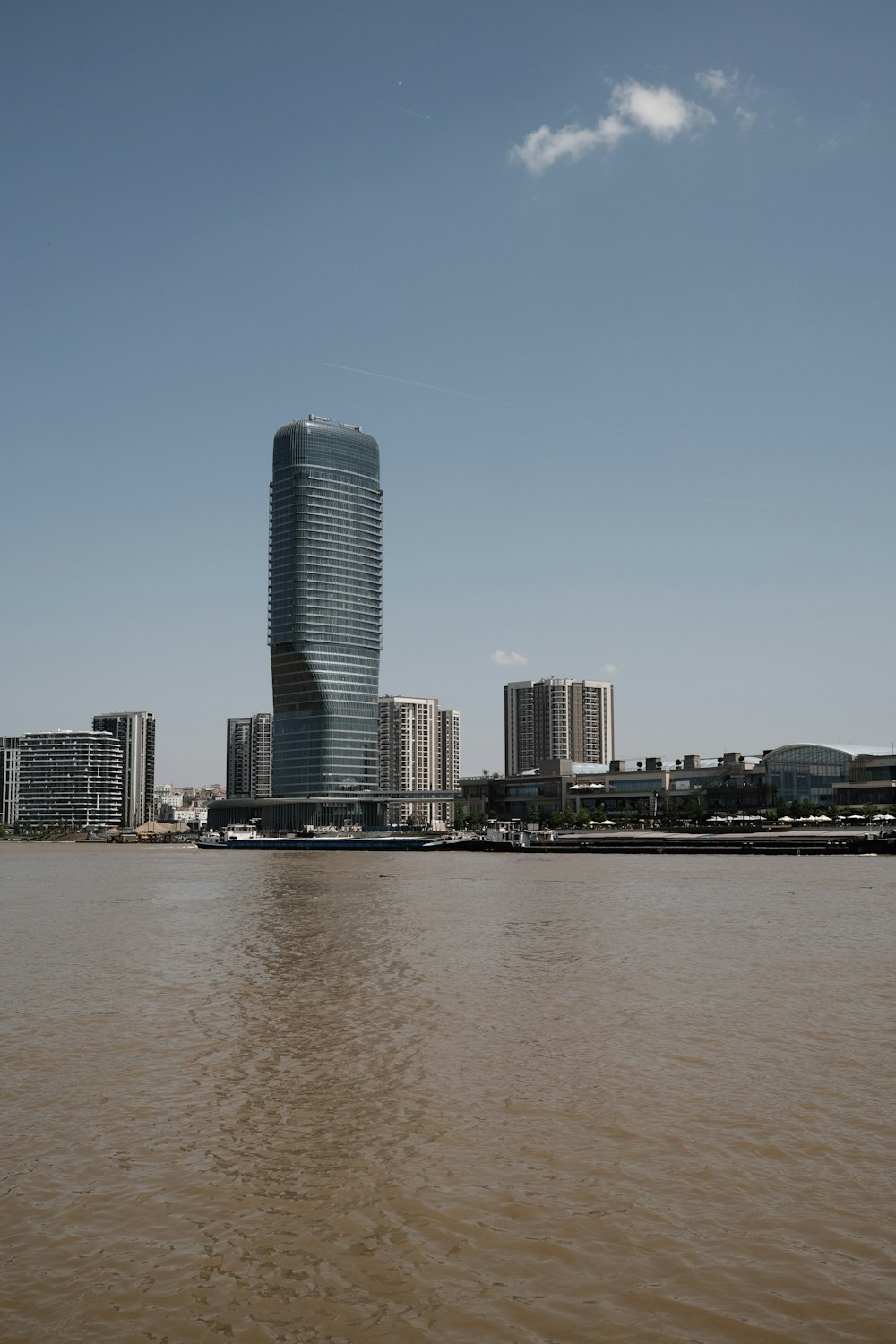 Un cuerpo de agua con una ciudad al fondo