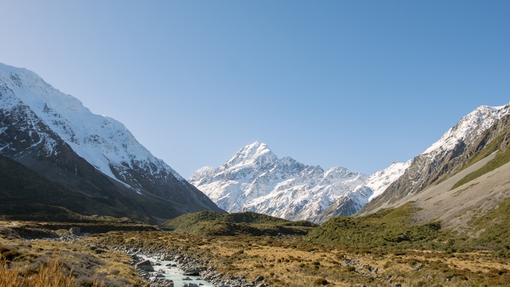 une chaîne de montagnes traversée par un ruisseau