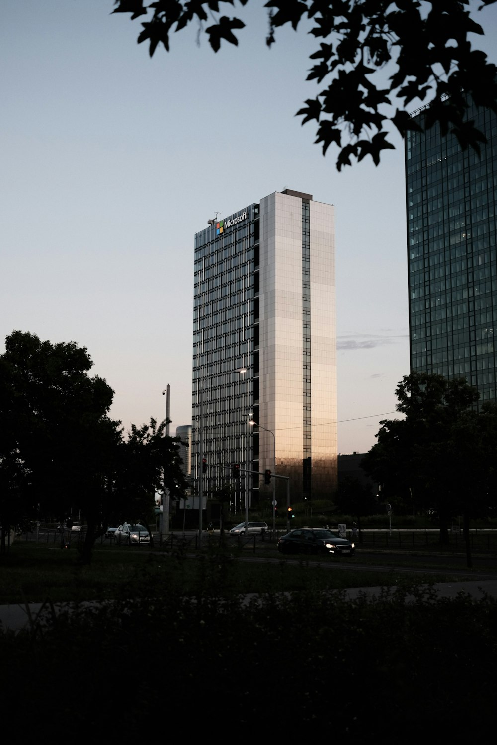 Ein sehr hohes Gebäude mitten in einem Park