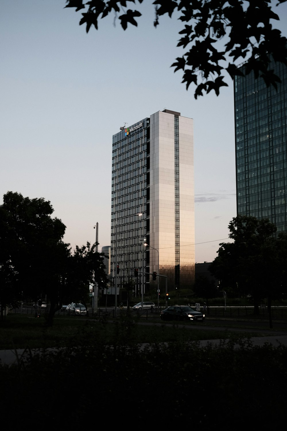 Un edificio muy alto sentado en medio de un parque