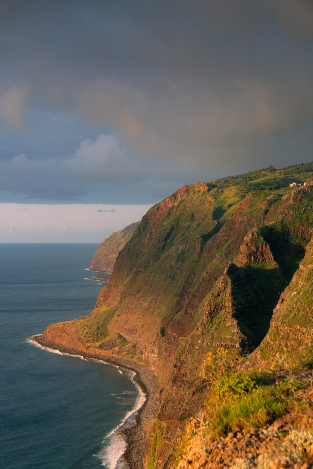 Una vista dell'oceano dalla cima di una collina