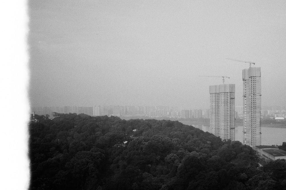 a black and white photo of a city skyline