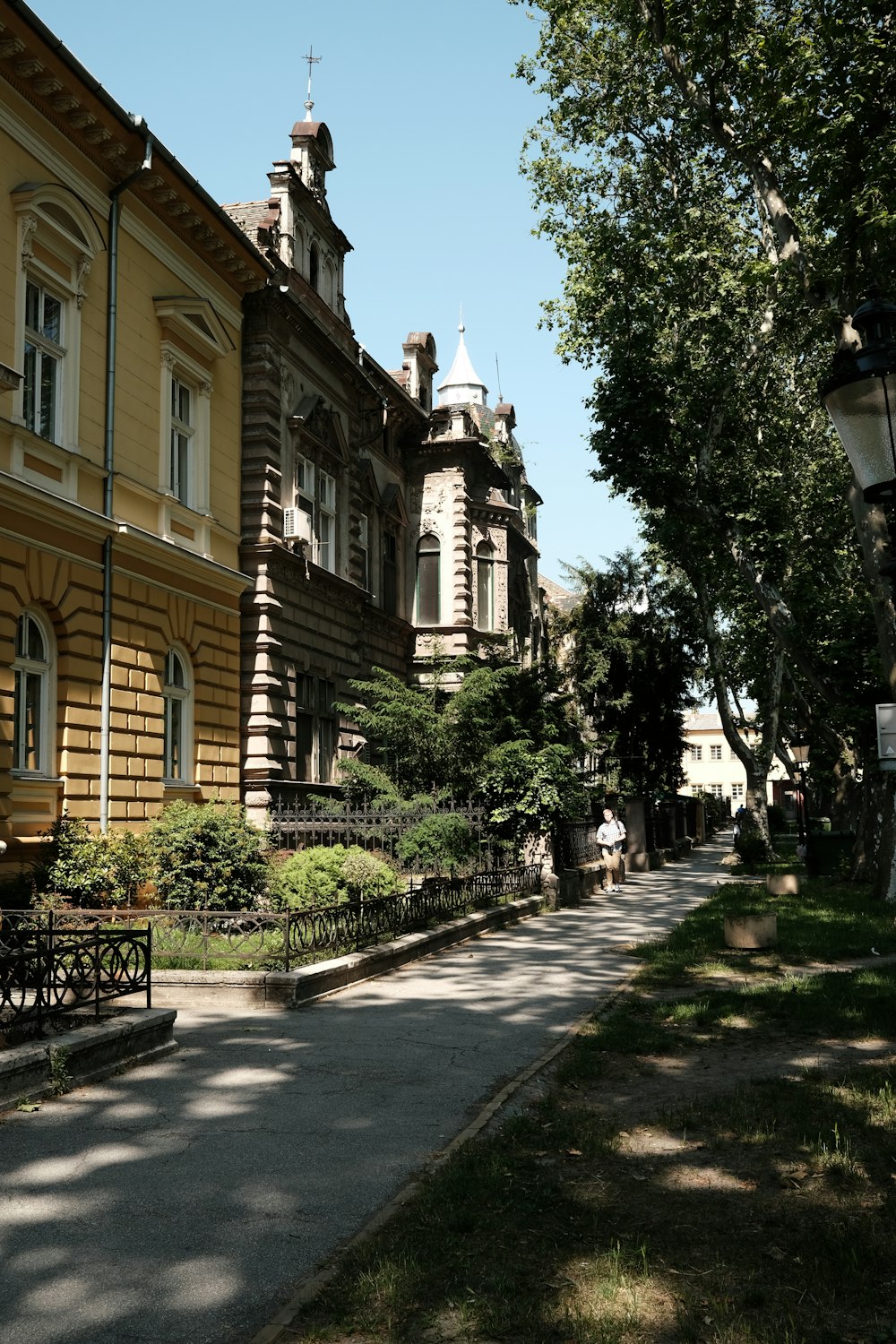 a sidewalk in front of a large building