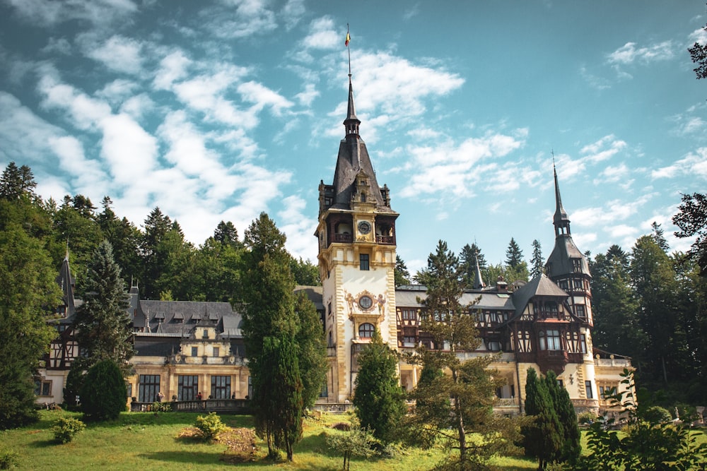 ein großes Gebäude mit einer Uhr auf der Spitze