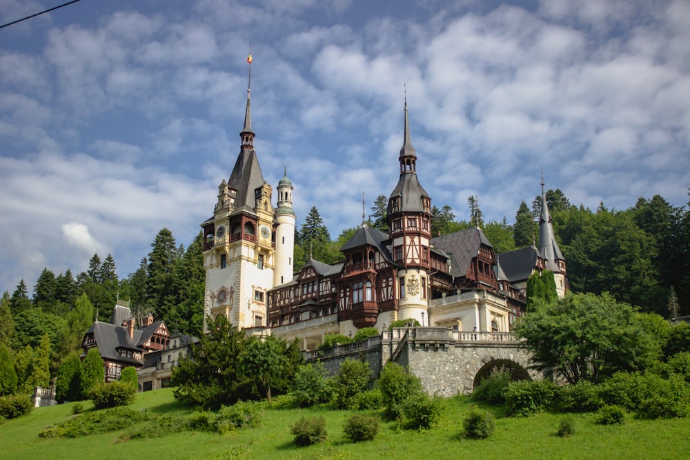 Un grand château avec des tours au sommet d’une colline