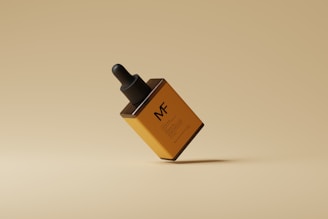 Vivid image of the sensitivo oil bottle with droplets glistening, set against a bright, clean background.