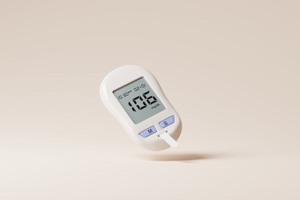 Un thermomètre numérique sur fond beige
