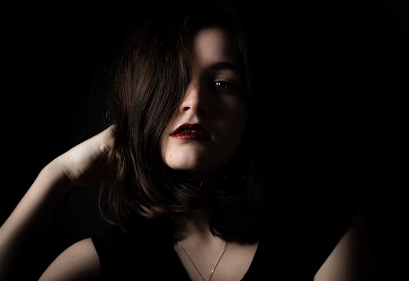 Elegantní žena v černých šatech