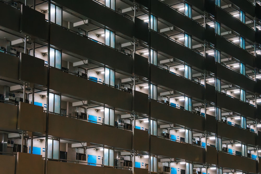 Un edificio muy alto con muchas ventanas