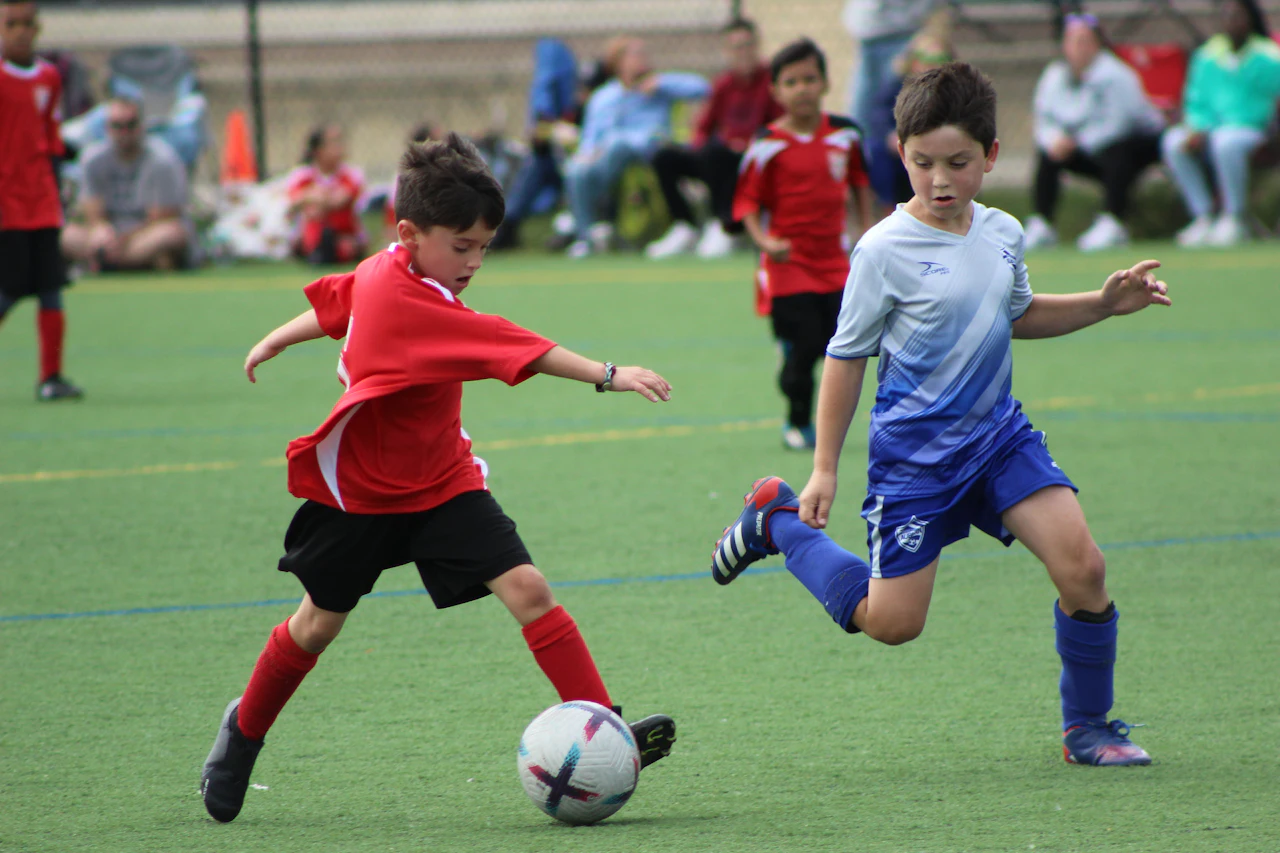 To gutter i duell om ballen