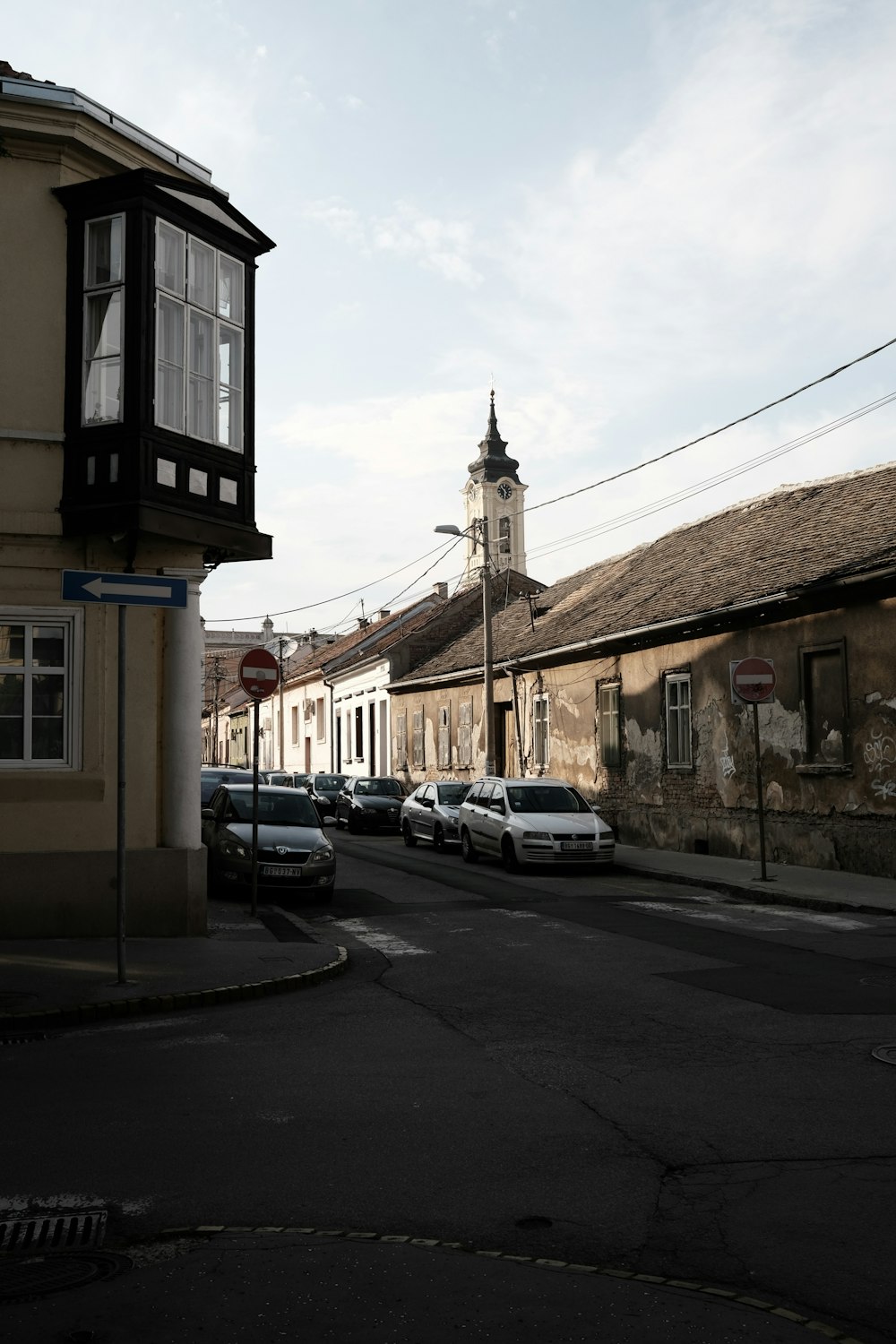 Eine Stadtstraße mit einem Glockenturm im Hintergrund