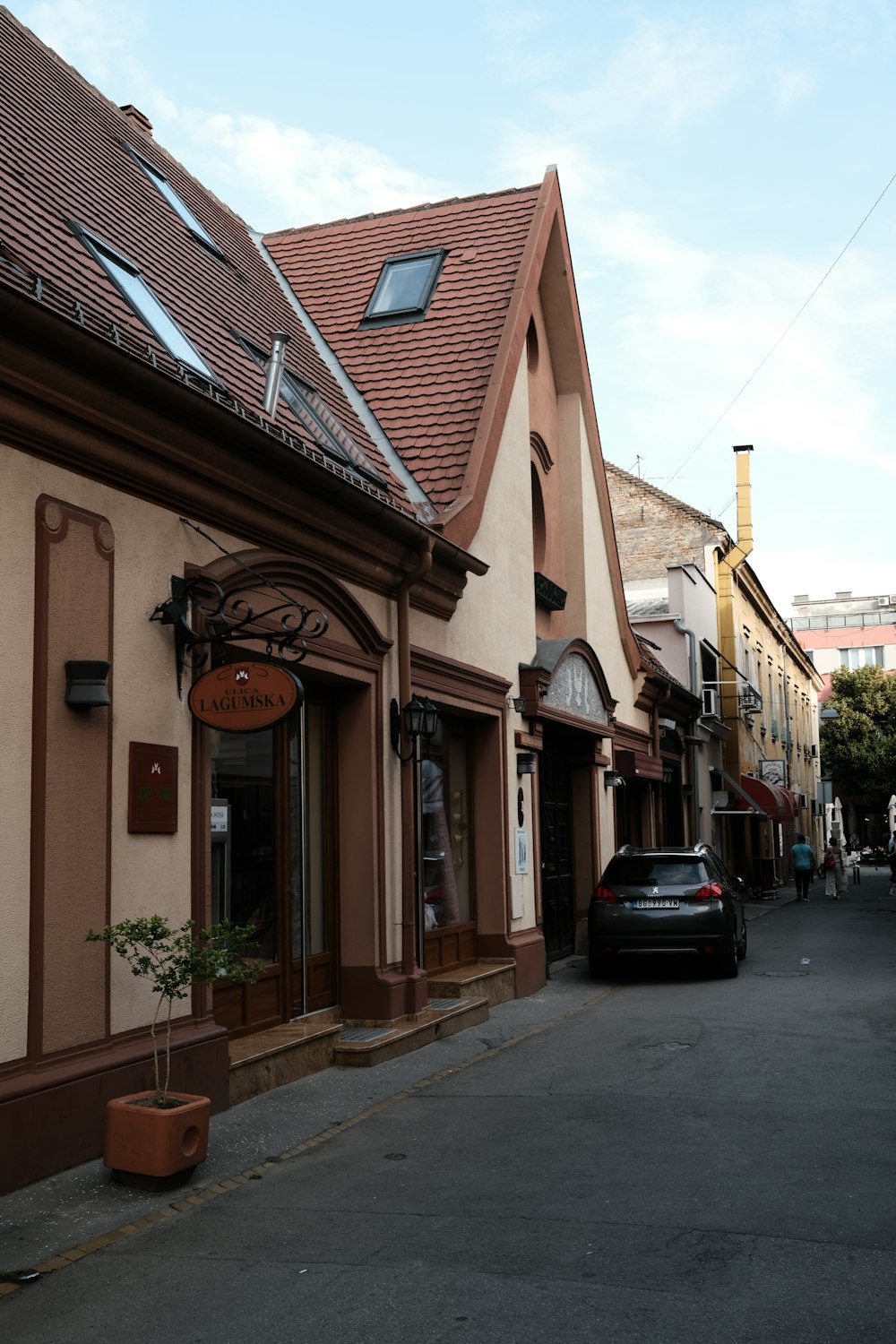 ein Auto, das am Straßenrand geparkt ist