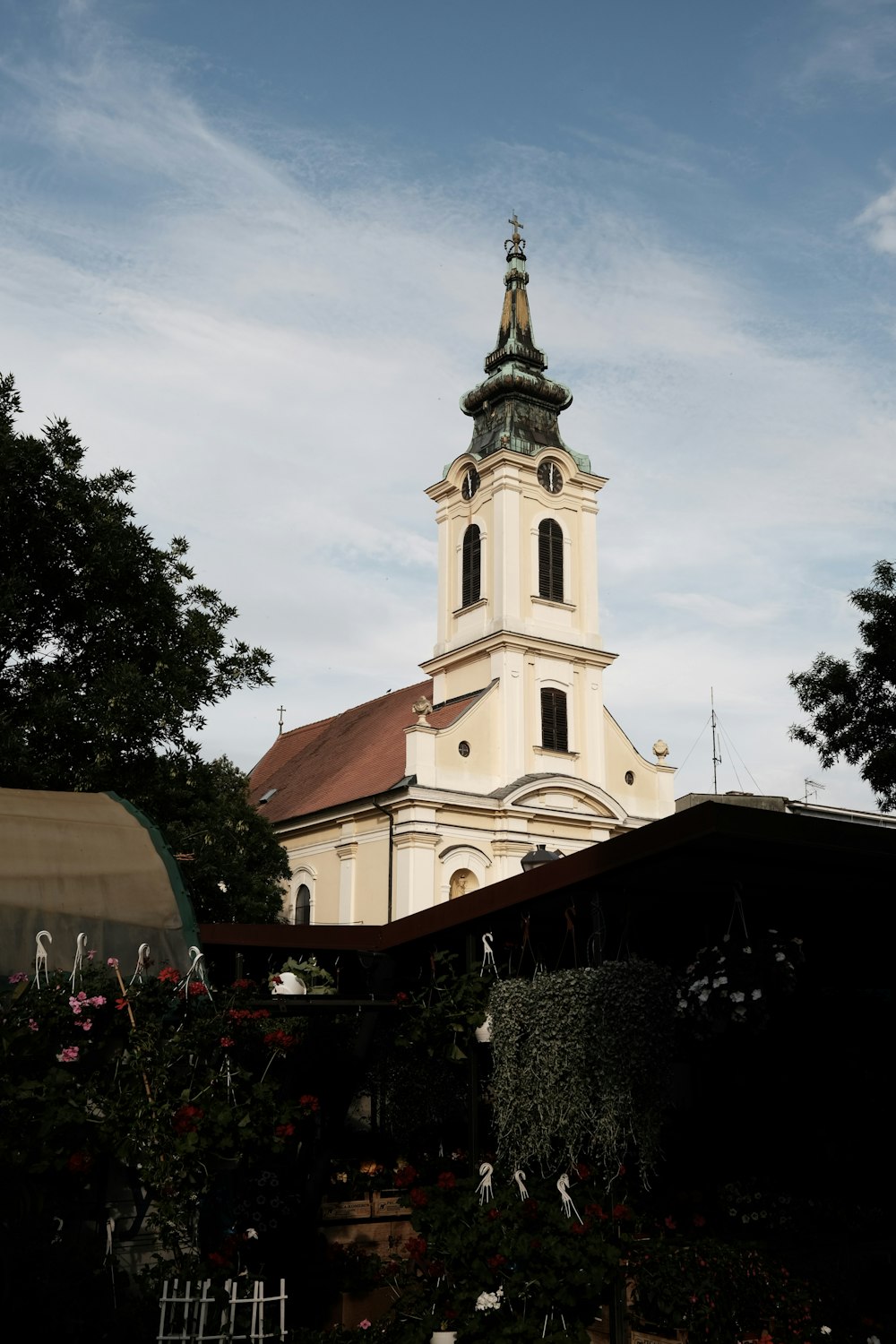 Ein hohes weißes Gebäude mit einer Uhr an der Seite