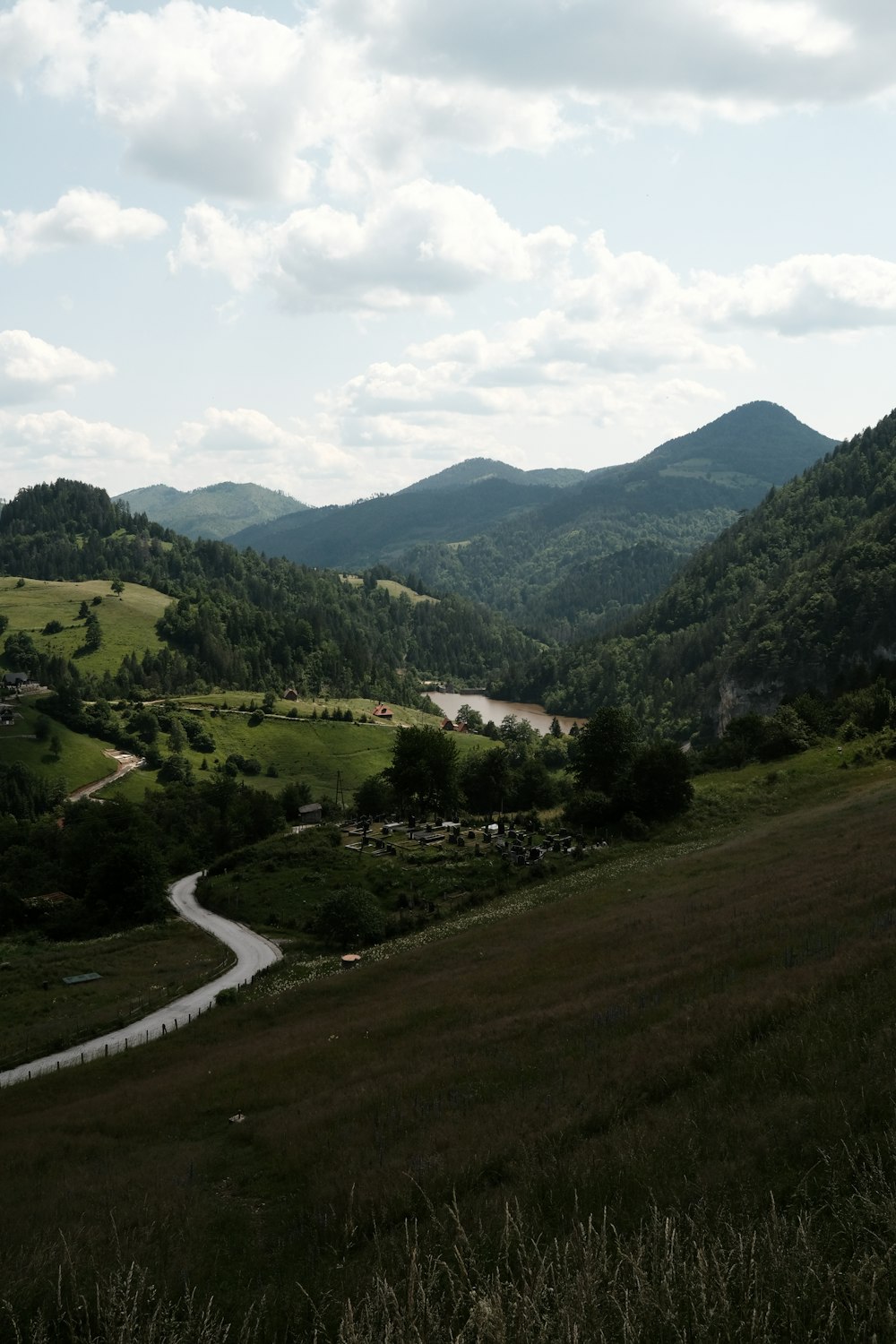 uma vista panorâmica de um vale com um rio correndo através dele