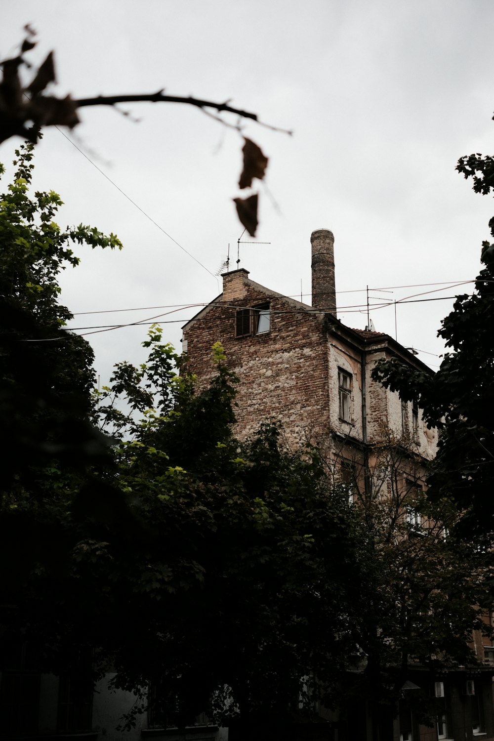 Un edificio antiguo con un reloj en la parte superior